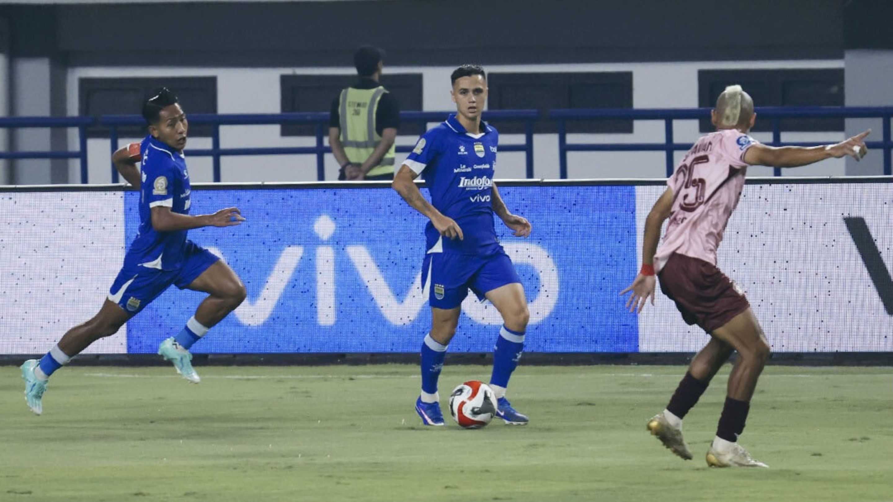 Persib Bandung Hajar Persik Kediri lewat Dua Penalti dan Brace Andrew Jung